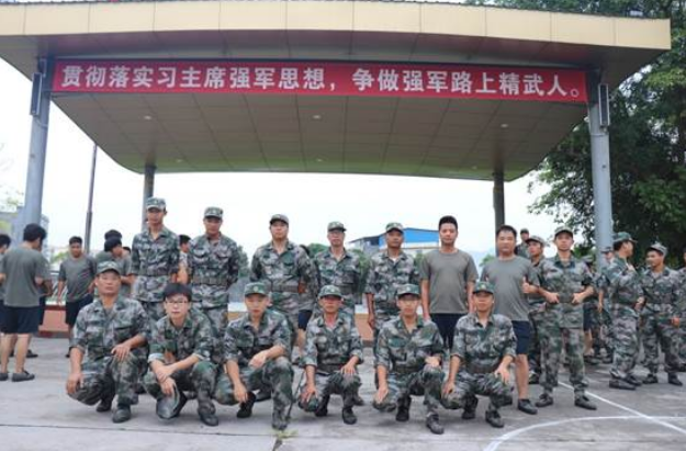 保衛(wèi)祖國的戰(zhàn)斗隊，建設(shè)祖國的排頭兵